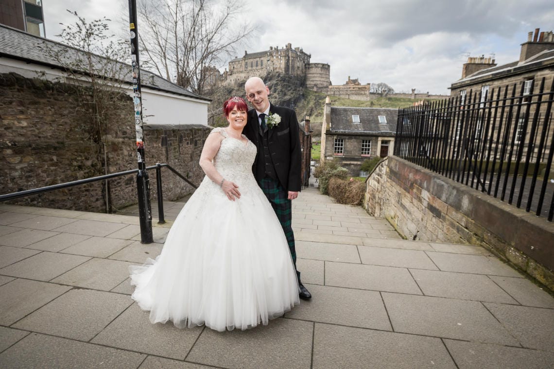 newlyweds photo at the Vennel with Edinburgh Castle in the background