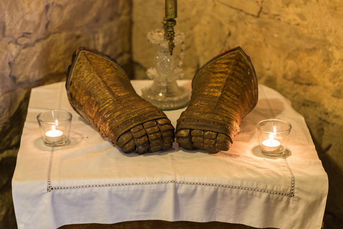 Auld Keep staircase armour gauntlets