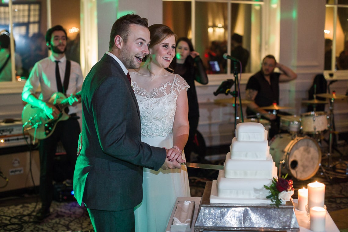 newlyweds cutting the cake in the King's Hall