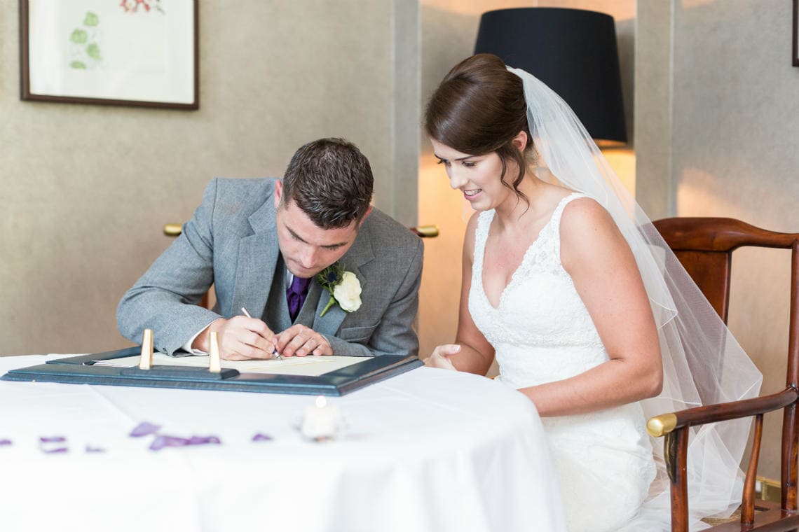 groom signing the marriage schedule
